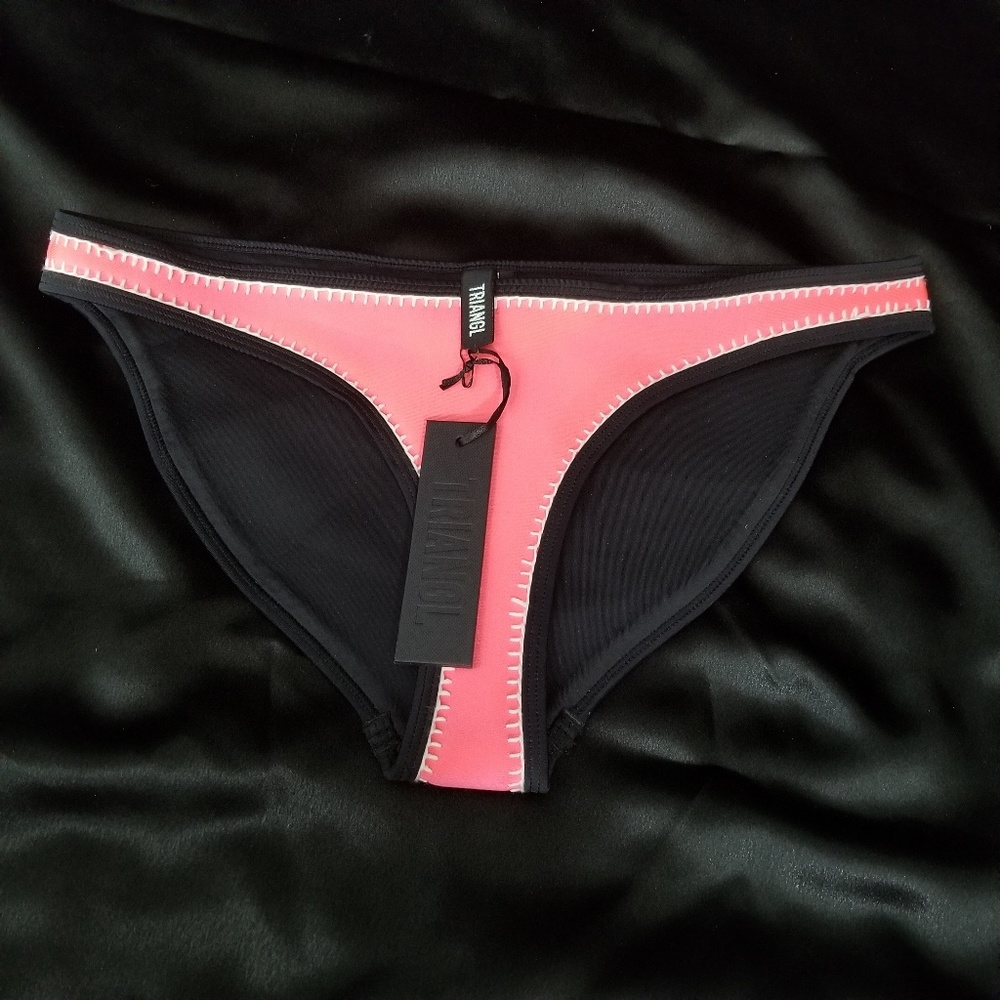 117B Triangl Pink/black white stitch bottoms